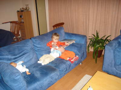 Emma op de bank met ruben